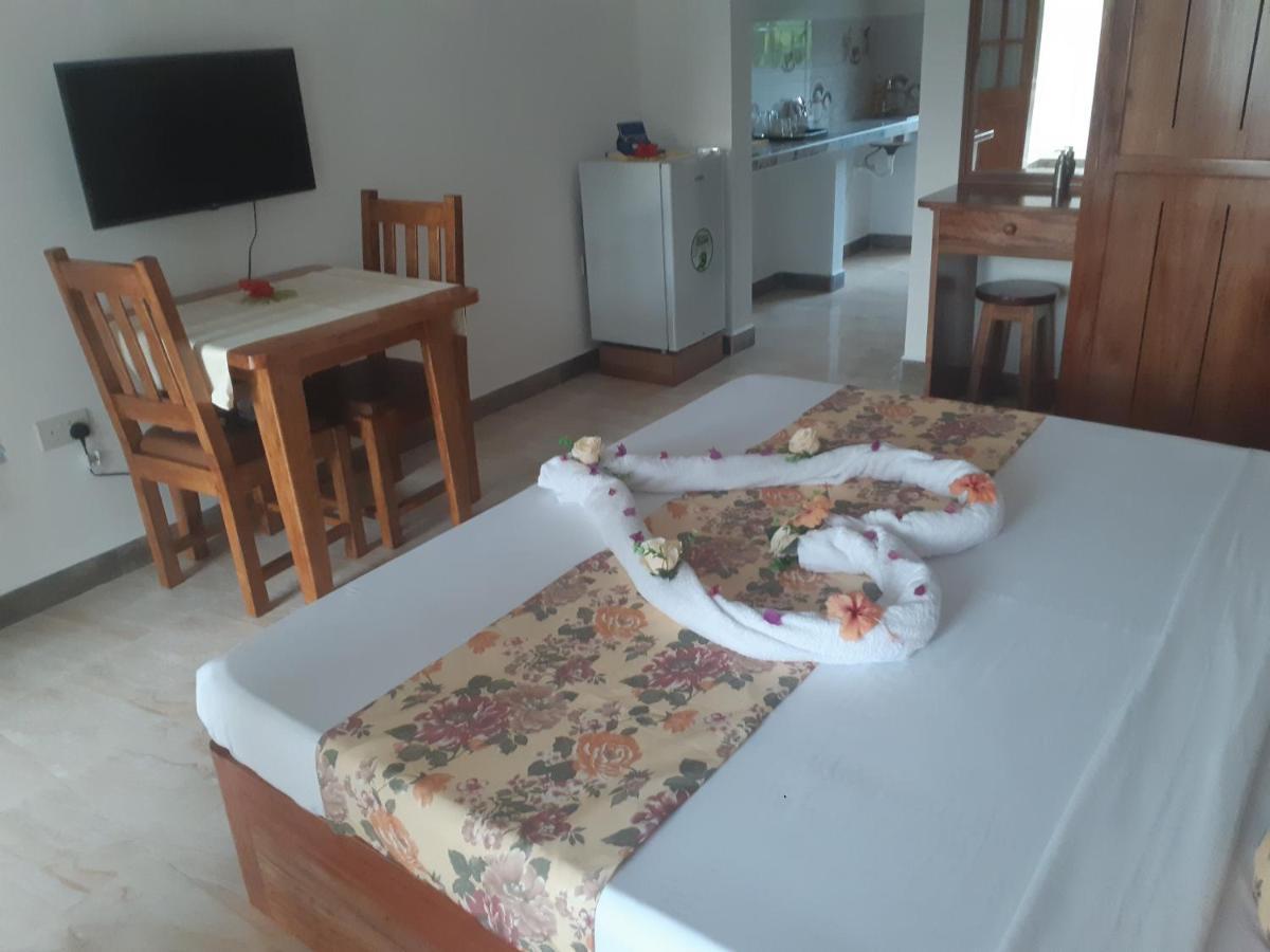 La Residence D'Almee Guesthouse Baie Sainte Anne Екстериор снимка